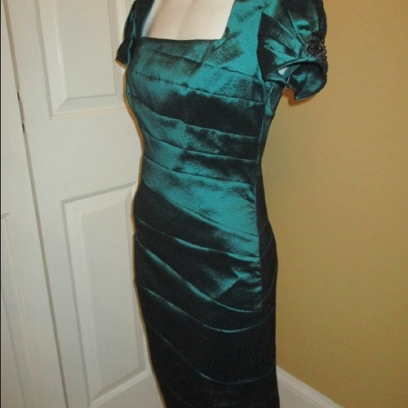 Badgley Mischa Collection emerald green dress with black appliqué sleeve - Picture 2 of 10